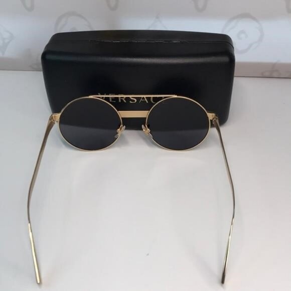 New Versace VE2210 1002 Men’s Sunglasses, a striking blend of luxury and edgy - Picture 5 of 10